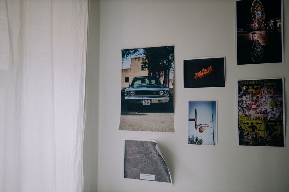 15 Dorm Gallery Wall Layouts That Make a Tiny Room Feel Like Home in 2026