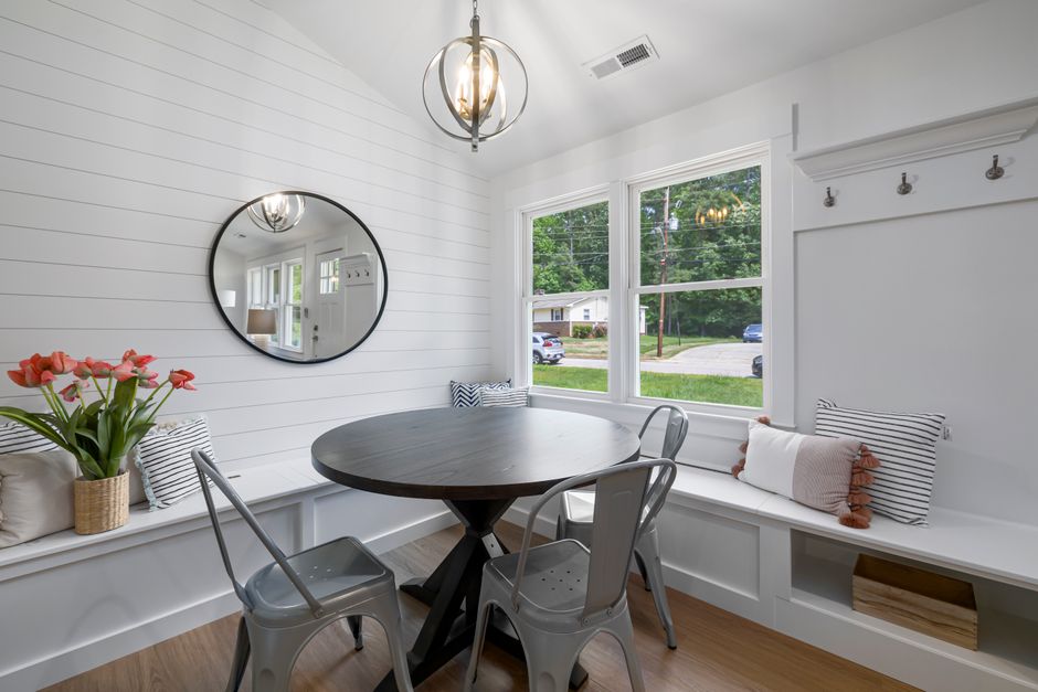 Top 10 Pet-Friendly Window Seating Ideas Apartment Dwellers Adore