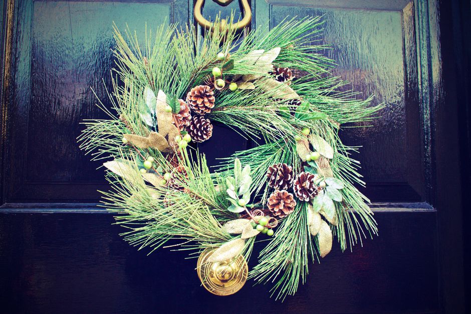 Festive Summer Wreath with Pinecones and Bright Florals