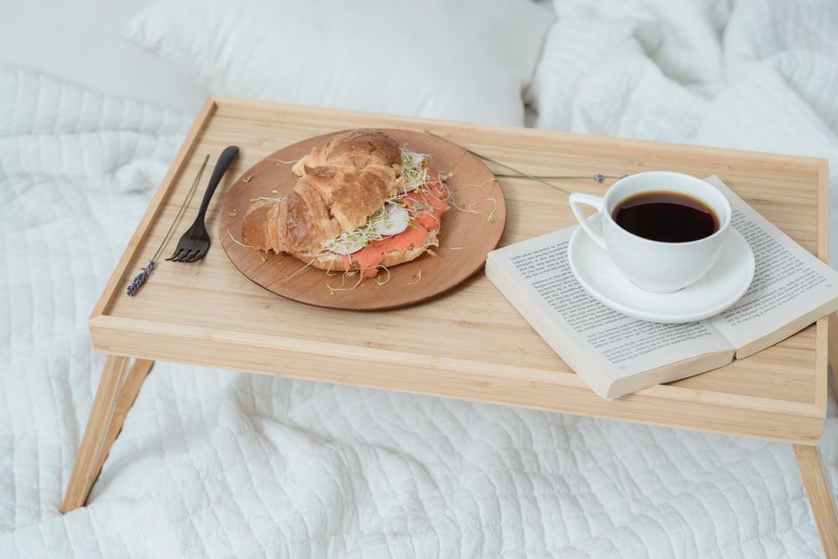 10 Cute Fathers Day Ideas for a Cozy Breakfast in Bed & Gift Reveal