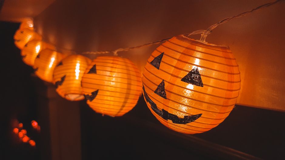 12 Halloween Porch Ideas to Welcome Trick-or-Treaters in 2026